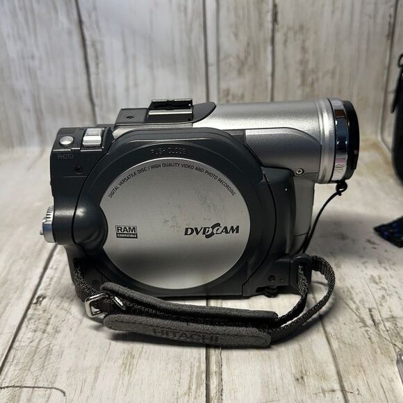 Hitachi DZ-MV730A DVD RAM Camcorder With 16X Optical 240X Digital Zoom - Picture 3 of 9